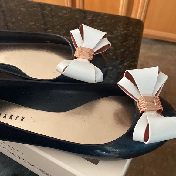 ❤️TED BAKER good as new with Box White Bow flats in rose gold square hardware. - Picture 2 of 8